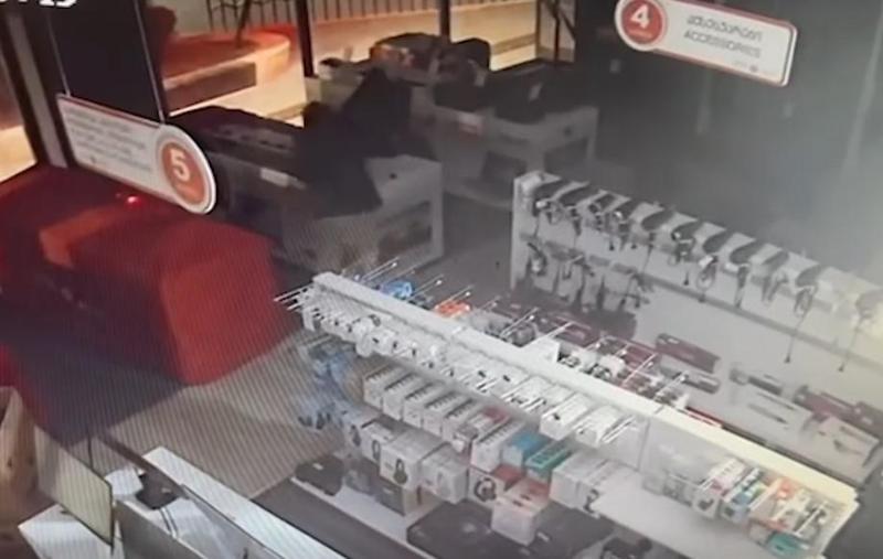 ბრალდებულებმა მაღაზიის მინა ჩაქუჩით ჩაამსხვრიეს, მოიპარეს 10 ლეპტოპი და მიიმალნენ - შსს სათვალთვალო კამერით გადაღებულ კადრებს ავრცელებს: დაკავებულია 2 პირი