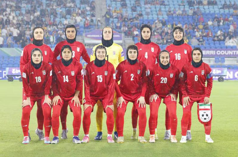 ირანელ ქალ ფეხბურთელებს, ჰიმნის შეუსრულებლობის გამო, სამშობლოში დასჯა ემუქრებათ, ავსტრალიამ 5 მათგანს თავშესაფარი მისცა - რა ელის დანარჩენებს?