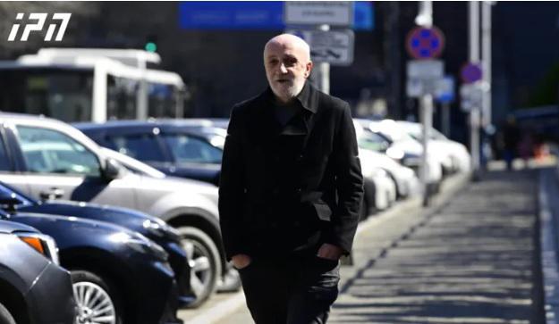 "დაკავების ნამდვილად არ მეშინია. რომ დამაკავონ რა? წამოვწვები და წიგნებს წავიკითხავ" - გია ხუხაშვილი სახელმწიფო უსაფრთხოების სამსახურში გამოკითხვაზე მივიდა