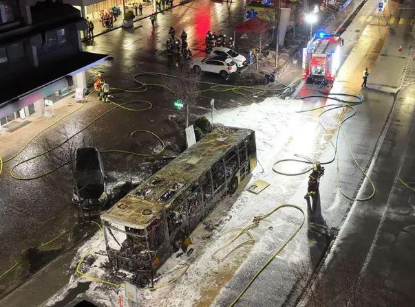 6 გარდაცვლილი და მძიმედ დაშავებულები: შვეიცარიაში ავტობუსს ცეცხლი გაუჩნდა - პოლიცია არ გამორიცხავს, რომ ხანძარი განგებ გააჩინეს