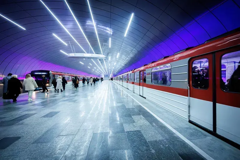 გაუქმდება დროებით დანიშნული ავტობუსი, მეტრო "ვარკეთილი" კი მგზავრებს 16 მარტიდან ჩვეულ რეჟიმში მოემსახურება - როგორ გამოიყურება რეაბილიტირებული მეტროსადგური