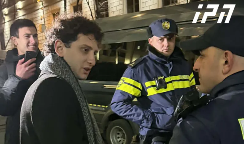 რუსთაველზე სამართალდამცველები მოქალაქეებს ჩხრეკენ - რა ხდება ადგილზე