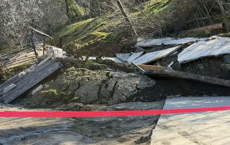 "მიწა არ ჩერდება, მოდის და მოდის და მოაქვს ეზოები, სამანქანო გზის ნაწილი აყრილია, ჯოჯოხეთი ხდება" - მეწყერი ტყიბულში: რას წერს ადგილობრივი