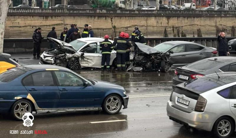 ავარია თბილისში - ავტოსაგზაო შემთხვევის შედეგად ერთი ადამიანი დაშავდა: რა დეტალები ხდება ცნობილი