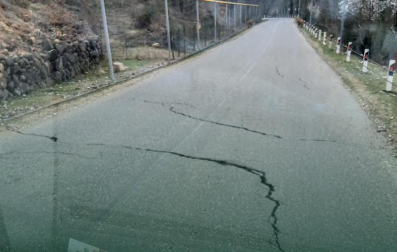 სოფელ ოფურჩხეთში საავტომობილო გზა დაიბზარა - რა ინფორმაციას აქვეყნებს "ინფო იმერეთი"?