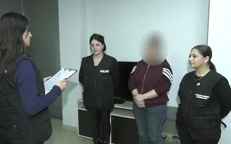 მარნეულში დააკავეს დედა, რომელიც მცირეწლოვან შვილებზე ძალადობდა - დეტალები