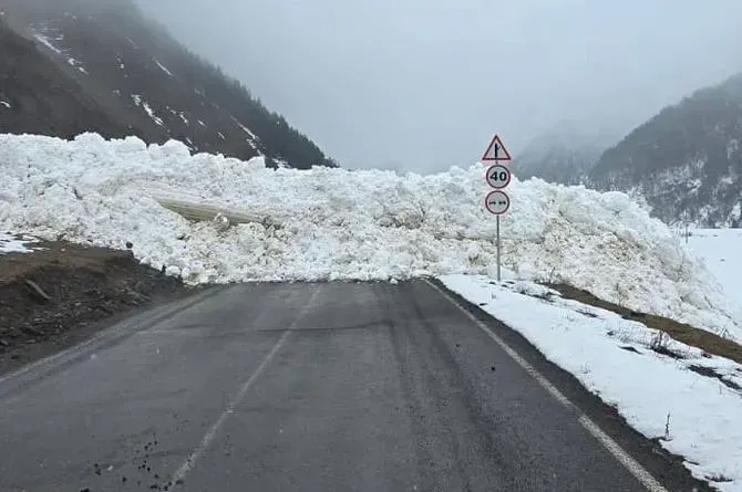 ყაზბეგის მუნიციპალიტეტის სოფელ კარკუჩის მისასვლელ საავტომობილო გზაზე ზვავი ჩამოწვა - რა ვითარებაა ადგილზე?