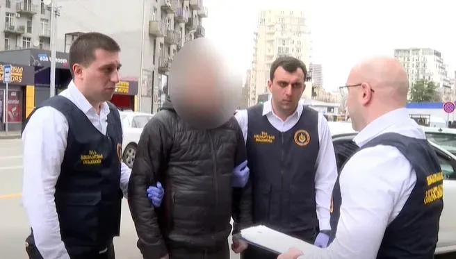 საპატრულო პოლიციის თანამშრომელი ქრთამის აღების, დაცვის პოლიციის თანამშრომელი კი სამსახურებრივი უფლებამოსილების ბოროტად გამოყენების ბრალდებით დააკავეს