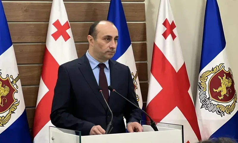 "სპეცრაზმი იძულებული იყო მოქმედებაზე გადასულიყო, რა დროსაც ფანჯრის მინის ნამსხვრევებისგან ერთ-ერთმა ქალმა მცირედი დაზიანება მიიღო" - გეკა გელაძე