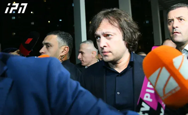 საპატრიარქოში ხელისუფლების წარმომადგენლები მიდიან - ადგილზე იმყოფებიან ირაკლი კობახიძე და შალვა პაპუაშვილი