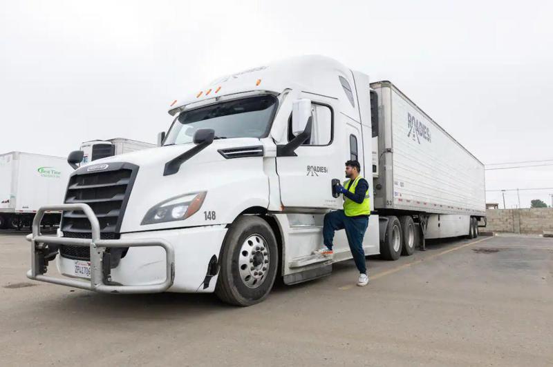 აშშ-ში, სატვირთო მანქანებზე მომუშავე იმიგრანტებს ლიცენზიები უუქმდებათ - ტრამპის გადაწყვეტილება უკვე ამოქმედდა: დეტალები