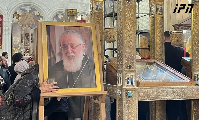 16:00 საათზე საპატრიარქოდან სამების ტაძარში ფეხით მსვლელობა დაიწყება - ილია მეორეს სამების საპატრიარქო ტაძარში გადაასვენებენ