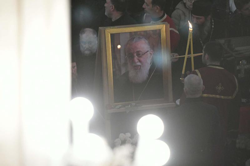 ცნობილია, რა ადგილას დაიკრძალება სიონში პატრიარქი - "რამდენიმე პატრიარქი დაკრძალულია ამბიონის წინ, ორი პატრიარქი სვეტების გვერდით"