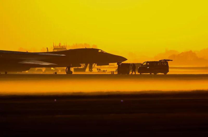 აშშ-ის განცხადებით, ჰორმუზის სრუტის მახლობლად განლაგებული ირანული სარაკეტო ობიექტები გაანადგურა - მასშტაბური იერიშის დეტალები