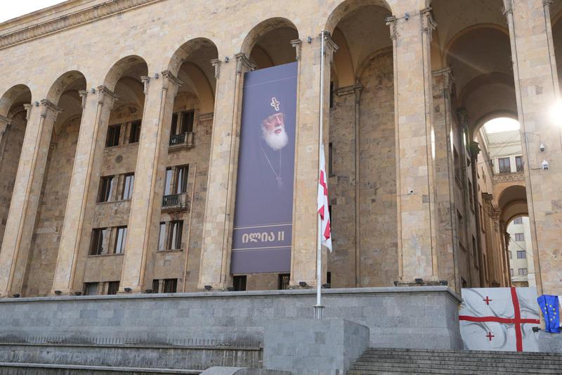 პატრიარქის ხსოვნის პატივსაცემად, პარლამენტის სასახლეზე ილია მეორის ბანერი განთავსდა - ფოტოები