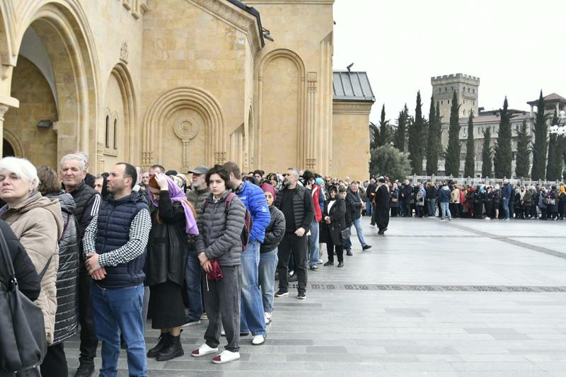 რა ხდება ამ წუთებში სამებასთან, სადაც კათოლიკოს პატრიარქის სამოქალაქო პანაშვიდი მიმდინარეობს - ფოტოები
