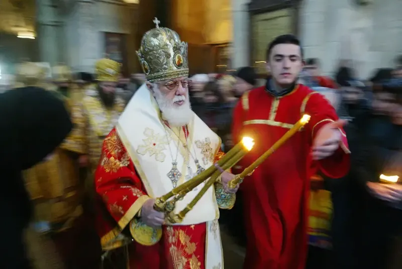 "ისტორიაში ყველაზე დიდხანს მოღვაწე პატრიარქმა ეკლესია ქვეყნის ყველაზე მდგრად და პატივცემულ ინსტიტუტად აქცია" - რას წერს NYT ილია II-ის შესახებ