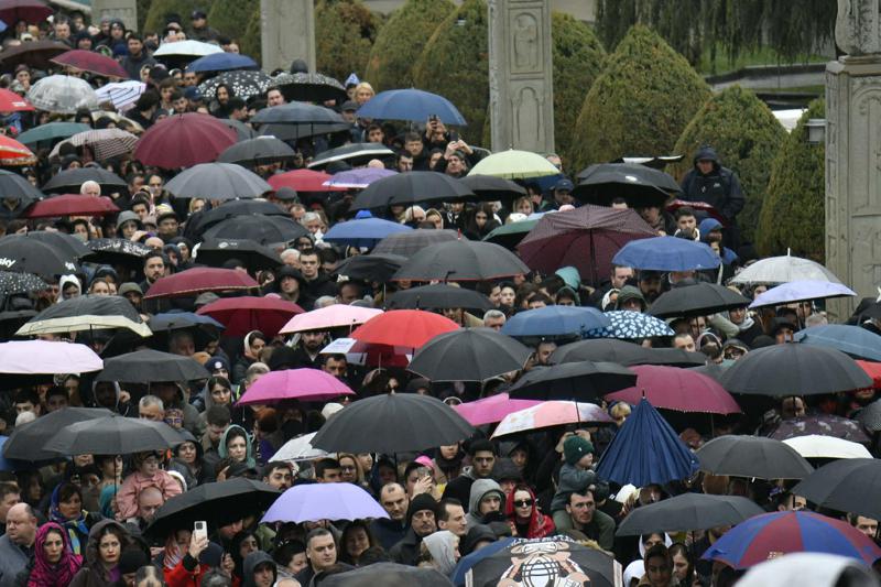 ასობით მოქალაქე მთელი ღამე რიგში იდგა, რომ პატრიარქს გამომშვიდობებოდა - ხალხის ნაკადი არ წყდება დილიდან სამების ტაძარში (ფოტოები)