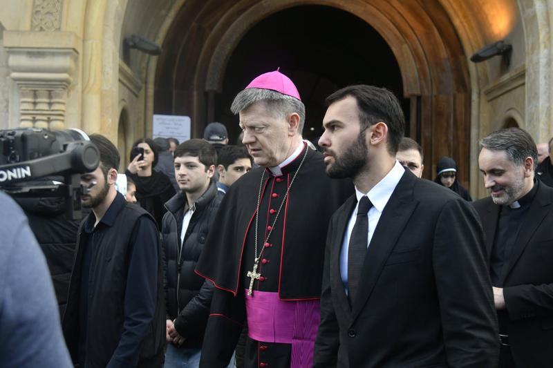 პატრიარქის პანაშვიდზე ვატიკანის დელეგაცია მივიდა - ფოტოები სამების ტაძრიდან