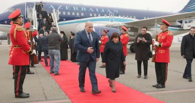 ილია მეორის დაკრძალვაზე დასასწრებად აზერბაიჯანის მილი მეჯლისის თავმჯდომარე საჰიბა გაფაროვა ჩამოვიდა