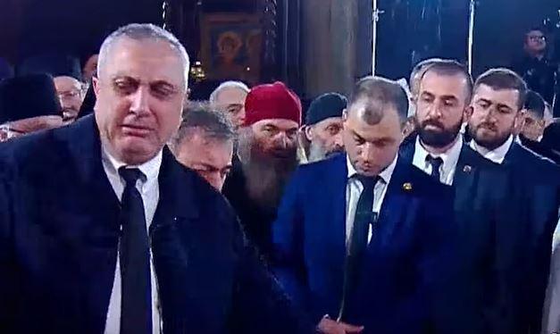 პატრიარქს პირადი დაცვის თანამშრომლები უკანასკნელად დაემშვიდობნენ - ემოციური კადრები