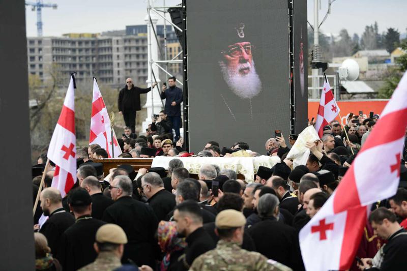 "გვიყვარხარ პატრიარქო“ - ილია მეორე სამების საკათედრო ტაძრიდან გამოასვენეს