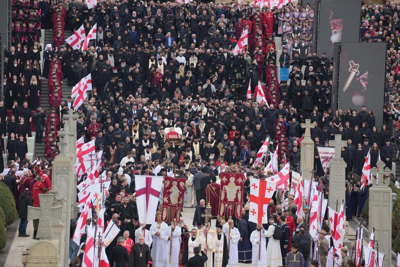 “რუსეთის მართლმადიდებლური ეკლესიის დელეგაციამ ვლადიმერ პუტინის სახელით, სამძიმრისა და მხარდაჭერის სიტყვები გადასცა მიტროპოლიტ შიოს და ქართველ ხალხს“ - შვეიცარიის საელჩოში არსებული რუსეთის ინტერესების სექცია განცხადებას ავრცელებს