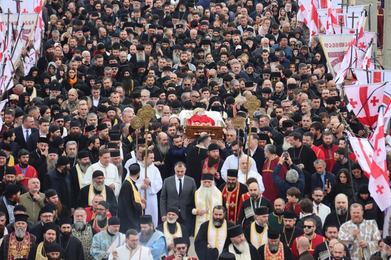 “გვიყვარხარ, ჩვენო პატრიარქო“ - ილია II უკანასკნელ გზაზე ათასობით მოქალაქემ გააცილა: საქართველოს საპატრიარქო ფოტოებს ავრცელებს