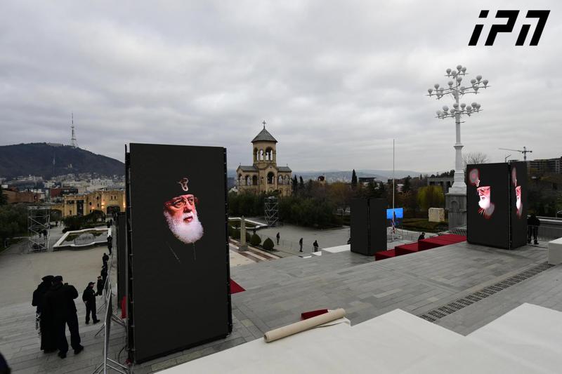 ილია II-ს დღეს დაკრძალავენ - რა ხდება ამ დროისთვის სამებაში