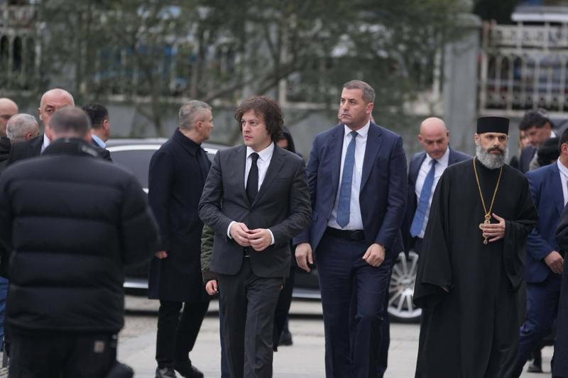 სამების ტაძარში პატრიარქისთვის პატივის მისაგებად საქართველოს ხელისუფლების წარმომადგენლები მივიდნენ