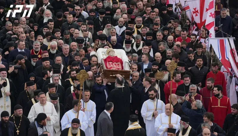 პატრიარქს მოქალაქეები უკანასკნელ გზაზე მიაცილებენ