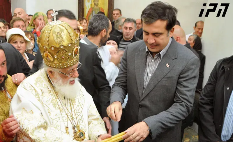 "სიკეთე არ იკარგება, მისი სიკეთე ძალიან ბევრს ახსოვს... მშვიდობით ჩემო ნათესავო და მეგობარო!" - მიხეილ სააკაშვილი პატრიარქს ემშვიდობება