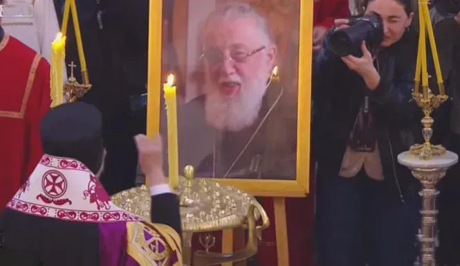 სამების ტაძარში ილია II-ის წესის აგების მსახურება მიმდინარეობს, რომელსაც მსოფლიო პატრიარქი ბართლომეოს I აღასრულებს