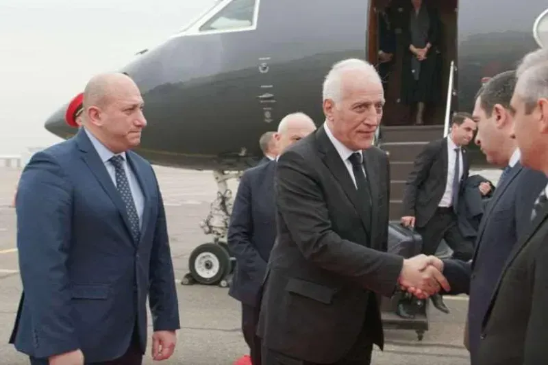 ილია მეორის დაკრძალვაზე დასასწრებად თბილისში სომხეთის პრეზიდენტი ჩამოვიდა