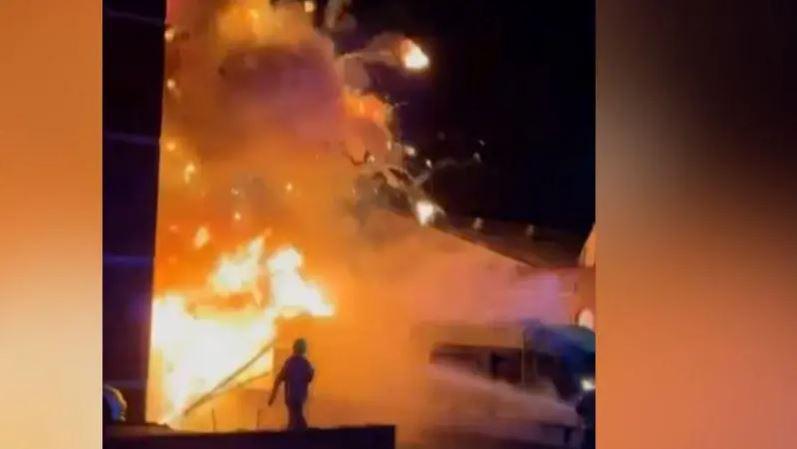 ლონდონში, სინაგოგასთან მდებარე ებრაელ მოხალისეთა სასწრაფო დახმარების მანქანებს ცეცხლი წაუკიდეს - რა ჩანს სათვალთვალო კამერის გადაღებულ კადრებში