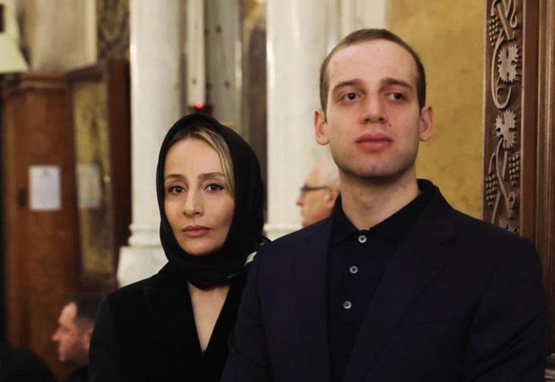 ნუნუკა თამაზაშვილი, შვილთან ერთად, პატრიარქის დაკრძალვაზე: ირაკლი ღარიბაშვილი მეუღლის პირველი გამოჩენა ექსპრემიერის დაკავების შემდეგ