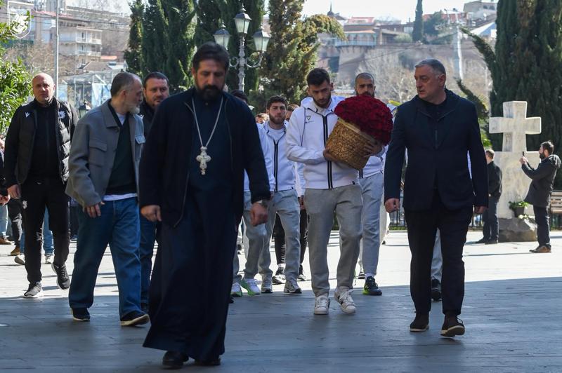 ქართველებმა ფეხბურთელმა სიონში პატრიარქის საფლავი მოილოცეს (ფოტოები)