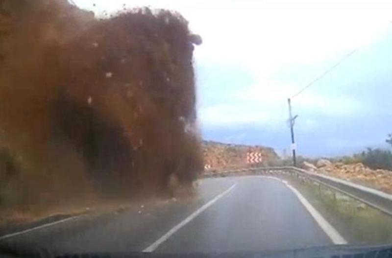 თურქეთში, საავტომობილო მაგისტრალზე მოულოდნელად ჩამოწოლილმა მეწყერმა ავტომობილი მოიყოლა - მედიაში დრამატული კადრები ვრცელდება (ვიდეო)