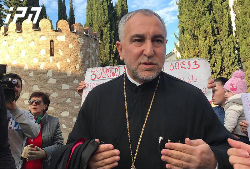 “ზუსტად არ ვიცი კონკრეტულად, ვინ ანაწილებდა ამ საშვებს, მაგრამ არანაირი მითითება ამასთან დაკავშირებით არ ყოფილა“ - პროტოპრესვიტერი გიორგი ზვიადაძე