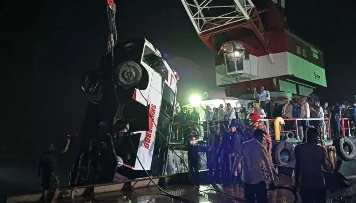 ტრაგედია ბანგლადეშში - ავტობუსი მდინარეში გადავარდა: დაიღუპა სულ მცირე, 24 მგზავრი, მათ შორის 5 ბავშვია