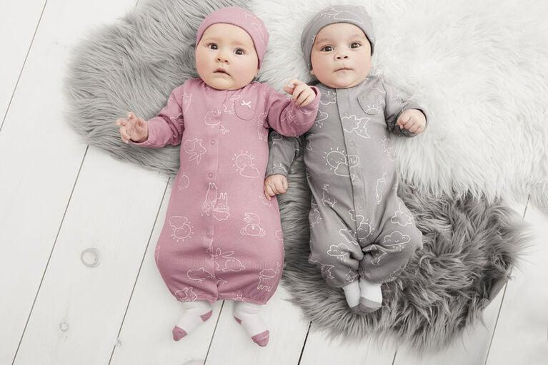 ჩვილის ჩაცმის 5 დამკვიდრებული წესი, რომელიც მცდარი აღმოჩნდა - როგორია თანამედროვე მიდგომა და 2026 წლის რეკომენდაციები