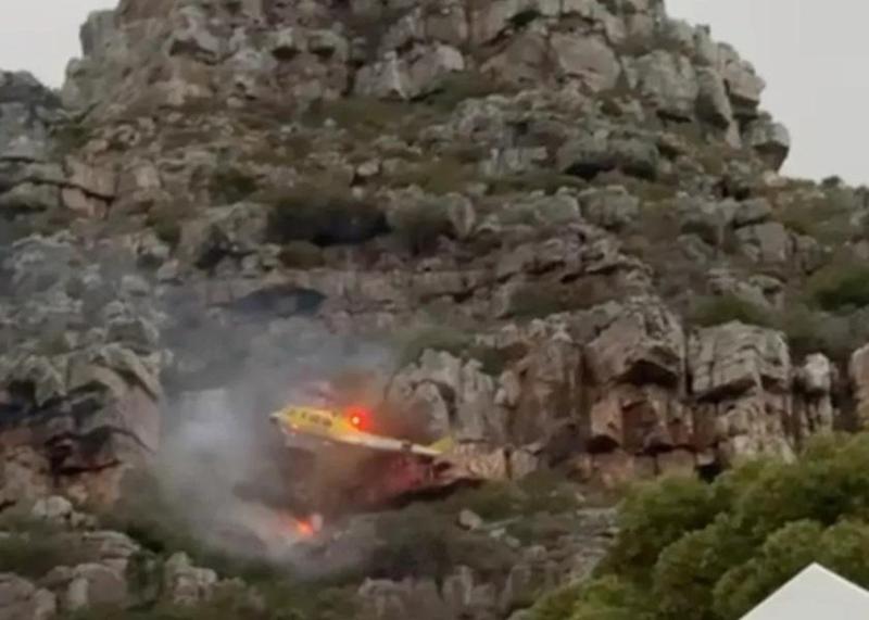 კეიპტაუნში სახანძრო ვერტმფრენი ცეცხლში ჩავარდა - მფრინავი სიკვდილს სასწაულებრივად გადაურჩა: დრამატული კადრები