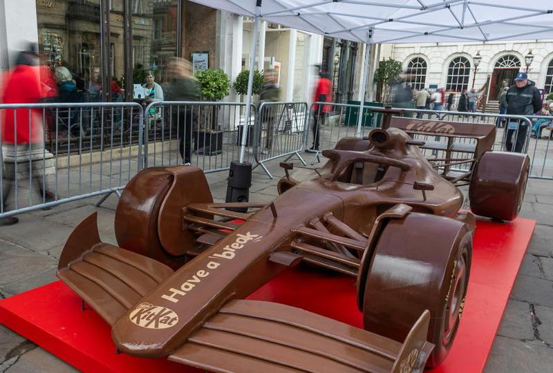 მოპარულია F1-ის მანქანების ფორმის მქონე შოკოლადები - იტალიაში 12 ტონაზე მეტი ტკბილეული მოიპარეს