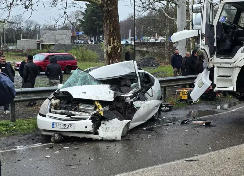 ყვარელში ავტოსაგზაო შემთხვევას 52 წლის ქალი, პოლიციელი ემსხვერპლა - სატვირთო  მოცურდა და მსუბუქ ავტომობილს შეეჯახა, რომელშიც პოლიციელი იჯდა