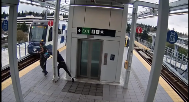 მამაკაცმა ბაქანზე მდგომ მგზავრს ხელი ჰკრა, როცა მომავალი მატარებელი დაინახა - ინტერნეტში შოკისმომგვრელი კადრები გავრცელდა