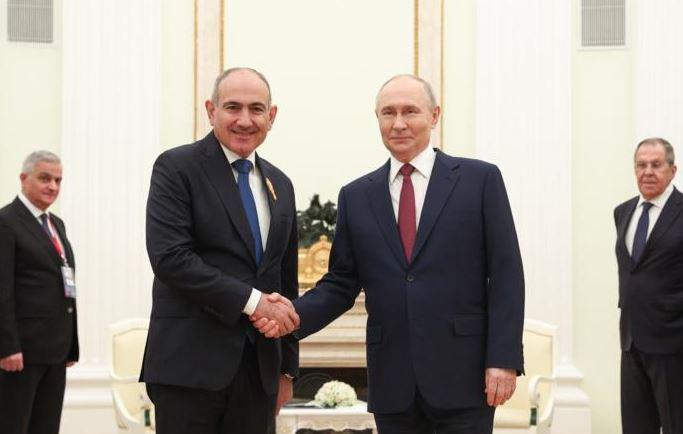 “სომხეთში ბევრი პრორუსული პოლიტიკური ძალაა, ბევრი მათგანი ციხეებშია, გვსურს, რომ შიდა პოლიტიკურ საქმიანობაში მონაწილეობა შეძლონ“ - ვლადიმერ პუტინი ნიკოლ ფაშინიანს