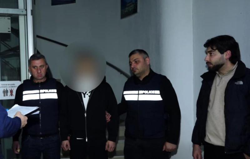 "რუსების ბინაში მოტყუებით, ვითომ გაზის გაჟონვის შესამოწმებლად მივიდნენ... წაართვეს ფული, სცემეს და გაიტაცეს" - პოლიციამ 7 პირი დააკავა: დეტალები