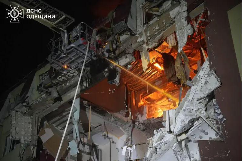 რუსებმა ოდესას დრონებით შეუტიეს - დაღუპულებს შორის არის მცირეწლოვანი, გადამწვარია საცხოვრებელი უბნები: რა ინფორმაციას აქვეყნებს უკრაინული მედია