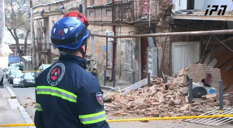 "რემონტი კეთდებოდა და შეიძლება ამან გამოიწვია ნგრევის პროვოცირება" - თბილისში, ვასო აბაშიძის ქუჩაზე ორსართულიანი საცხოვრებელი სახლის კედელი ჩამოინგრა