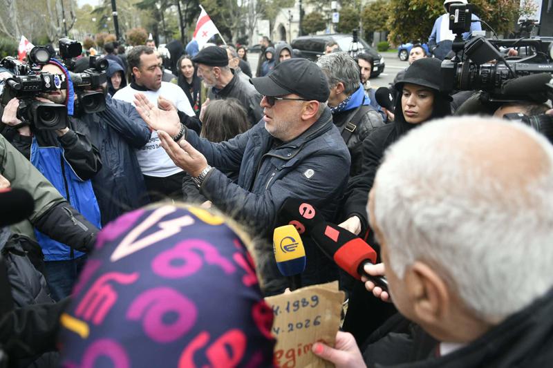ხმაური იყო 9 აპრილის მემორიალთან - "რატომ მიკრძალავთ მოსვლას, არ მაქვს უფლება ვილოცო?" (ფოტოები)